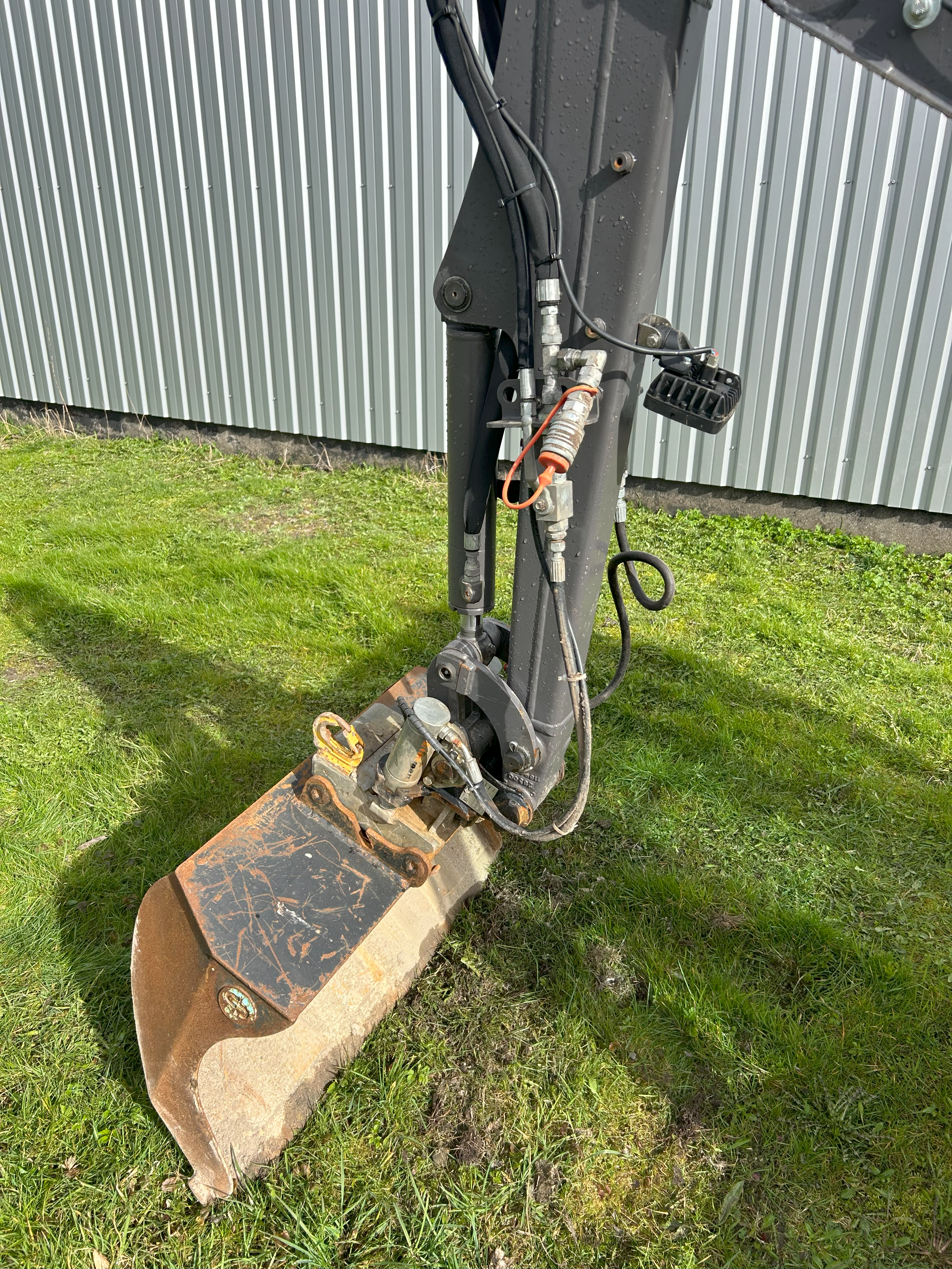 Minigraver – Volvo ec18e med skovl tilt thumbnail 1